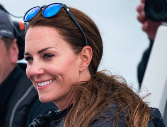 Kate Middleton adoptó el estilo marinero con bermudas y zapatillas