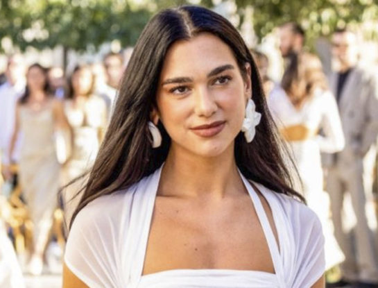 El glamoroso look de Dua Lipa en el casamiento de Jacquemus: la cantante llevó un vestido blanco con transparencias