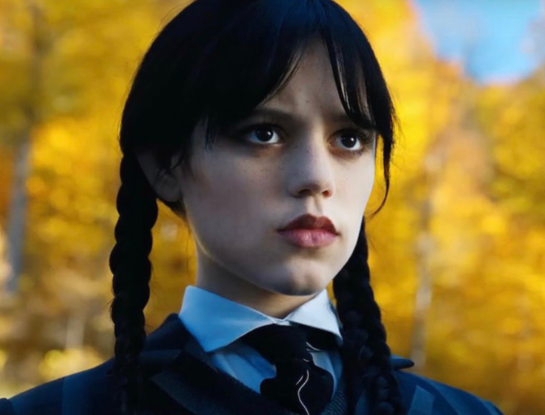 Quién es la actriz encargada de volver a interpretar a Merlina en la serie de Tim Burton que llega a Netflix