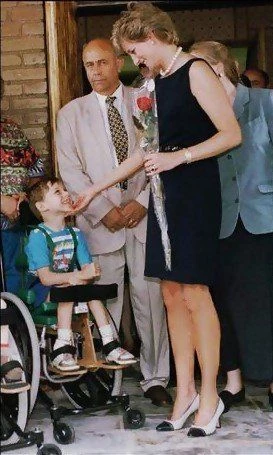 Lady Di no usaba sombreros cuando visitaba chicos 