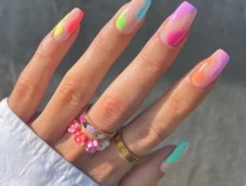 Uñas aerografiadas. Foto Pinterest.