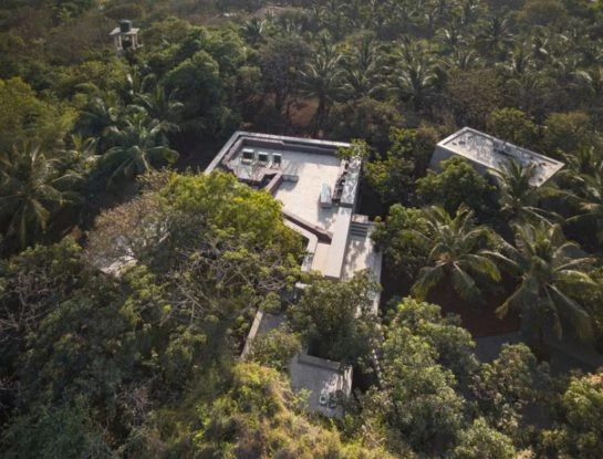 Así se construyó una casa de hormigón en clave eco y en medio de la selva