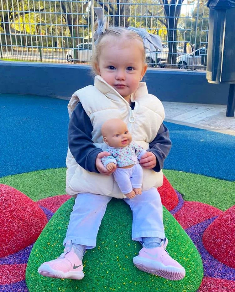 El look trendy de Ana, la hija de Pampita, para estar en el parque