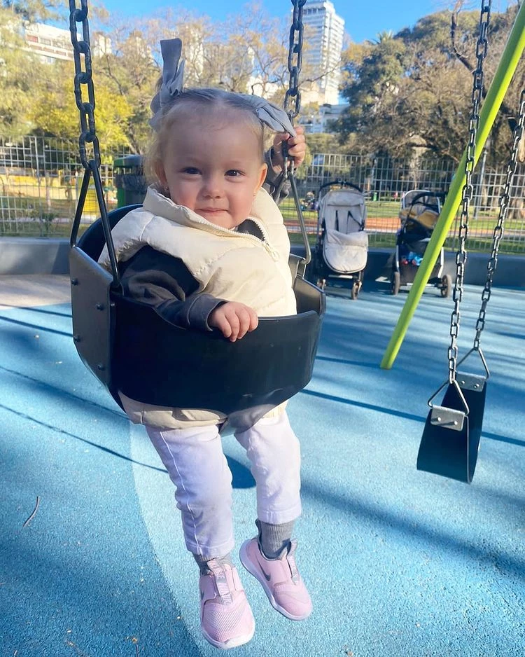 El look trendy de Anita, la hija de Pampita, para estar en el parque