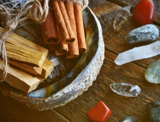 Feng shui para la abundancia: el ritual de la canela y el cuarzo para hacer a principios de mes