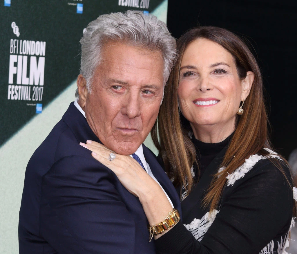 Dustin Hoffman con su mujer