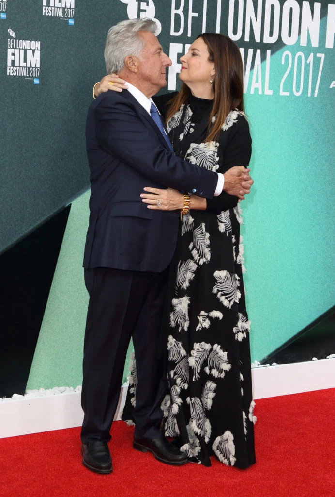 Dustin Hoffman con su mujer