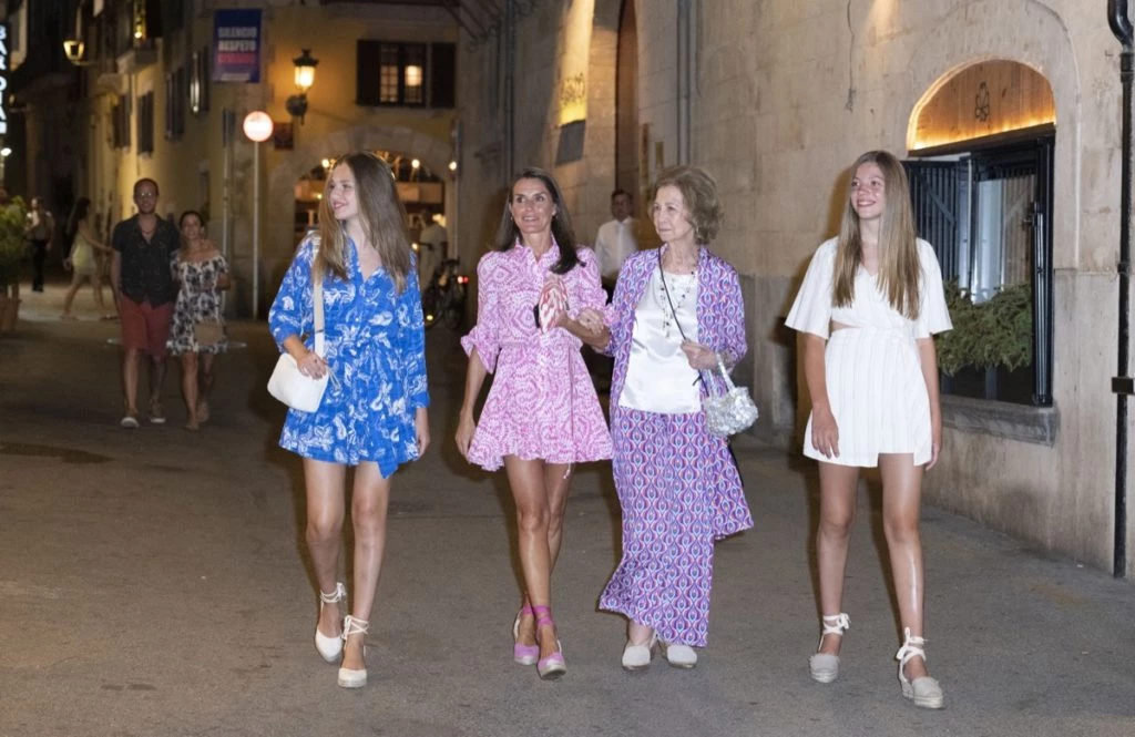 La reina Letizia, la princesa Leonor, la infanta Sofia y la reina emérita Sofia recorriendo las calles de Mallorca.