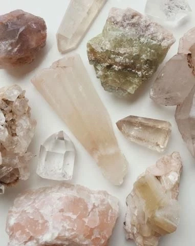 Cristales listos para ser cargados con la energía de la luna llena. Foto: Pinterest.