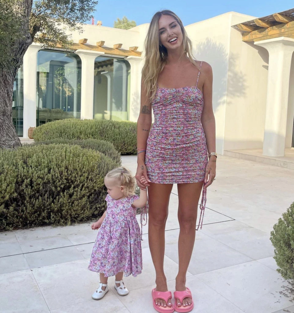 Mismo estampado para Chiara Ferragni y su hija Vitto. Foto IG.