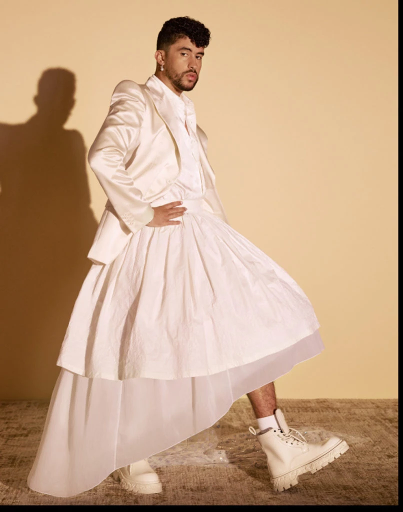 Bad Bunny lució un look blanco total de Louis Vuitton y generó un revuelo en las redes. Foto IG.