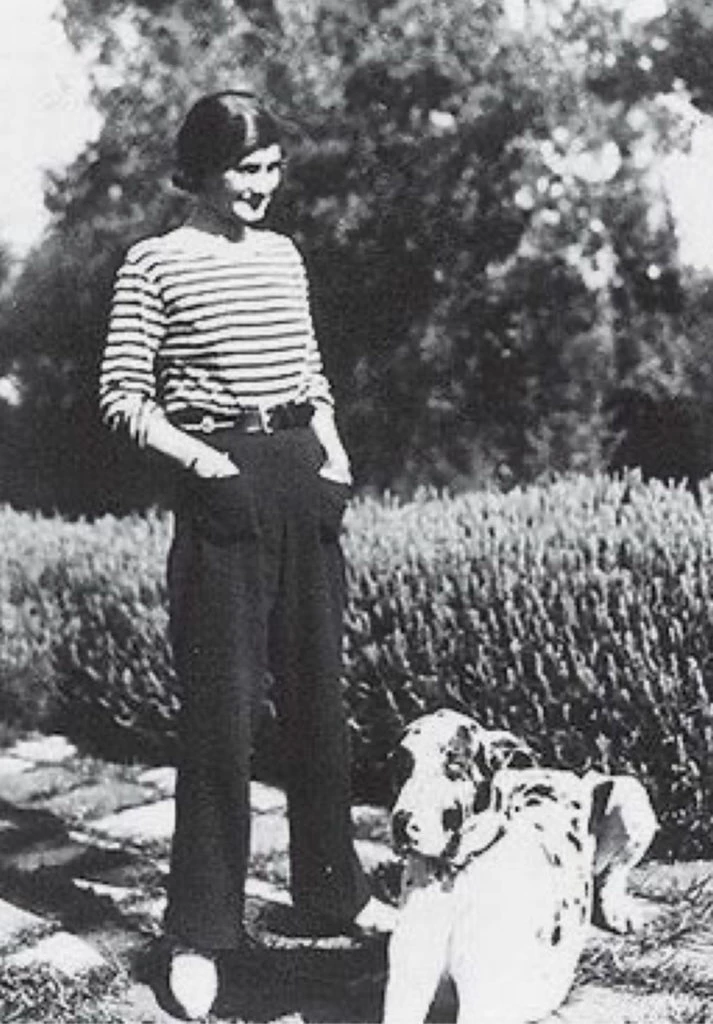 Coco luciendo pantalones. Foto: Pinterest.