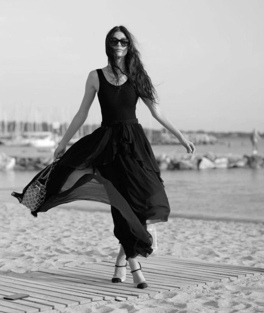 Camila Morrone con un look total black de Chanel. Foto IG.