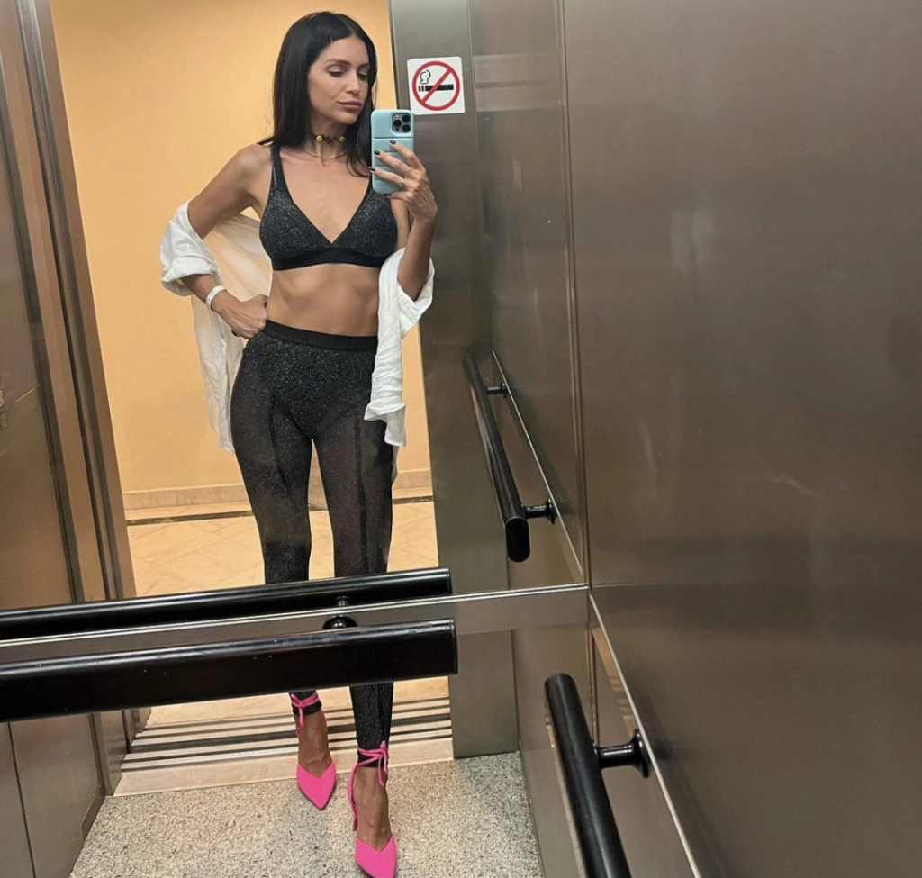  Zaira Nara en Ibiza luciendo los "naked pants". Foto IG.