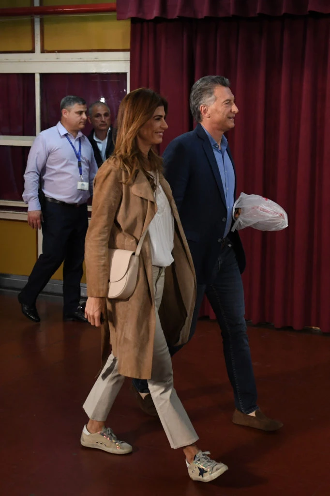 Juliana Awada junto a su marido y sus Golden Goose. Foto Pinterest.