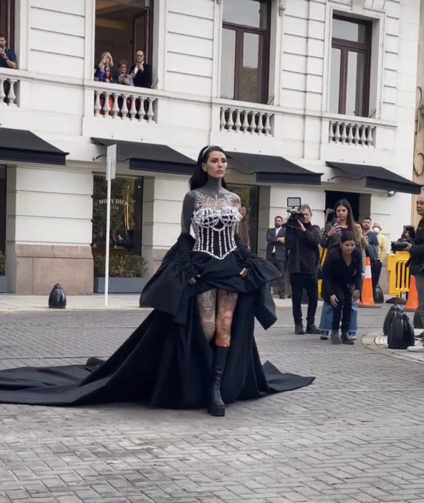 Cande Tinelli desfilando para Pucheta. Foto Instagram.