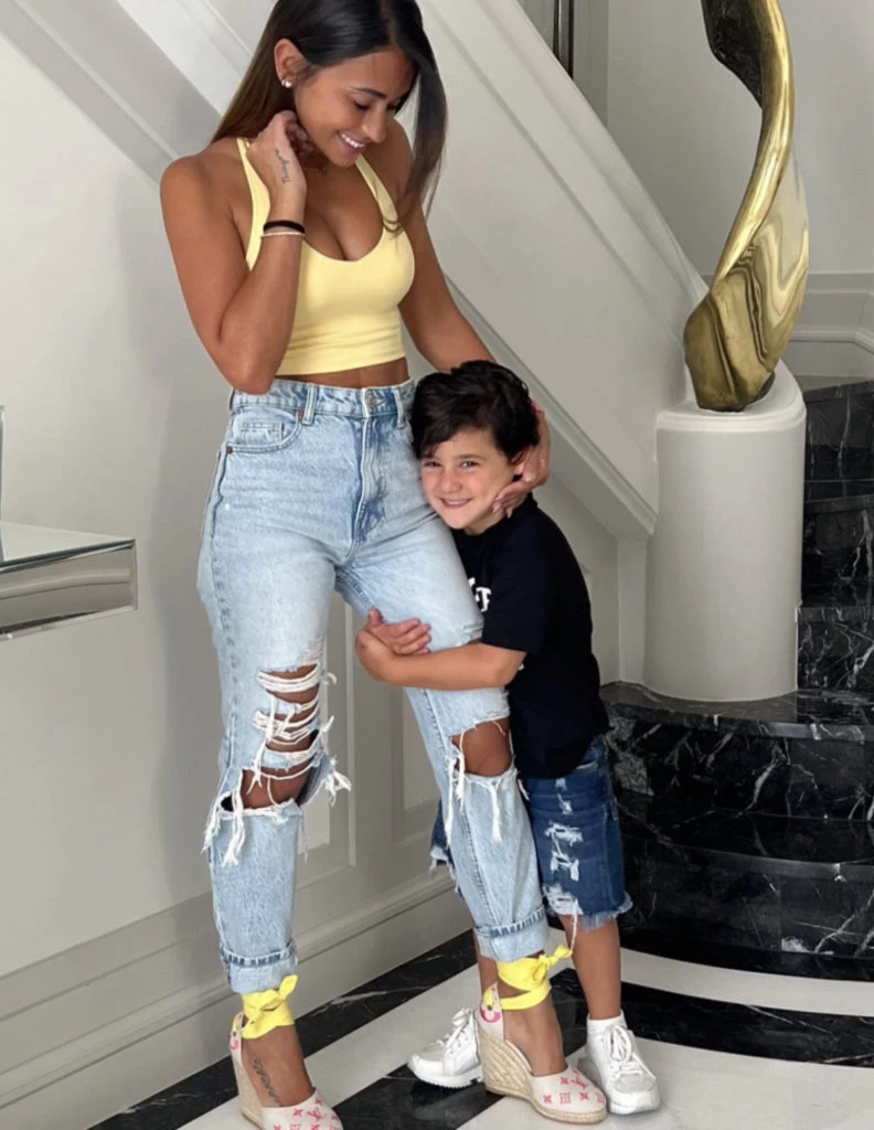 Antonela Roccuzzo con su hijo y sus zapatos Louis Vuitton. Foto Instagram.