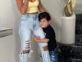 Antonela Roccuzzo con su hijo y sus zapatos Louis Vuitton. Foto Instagram.