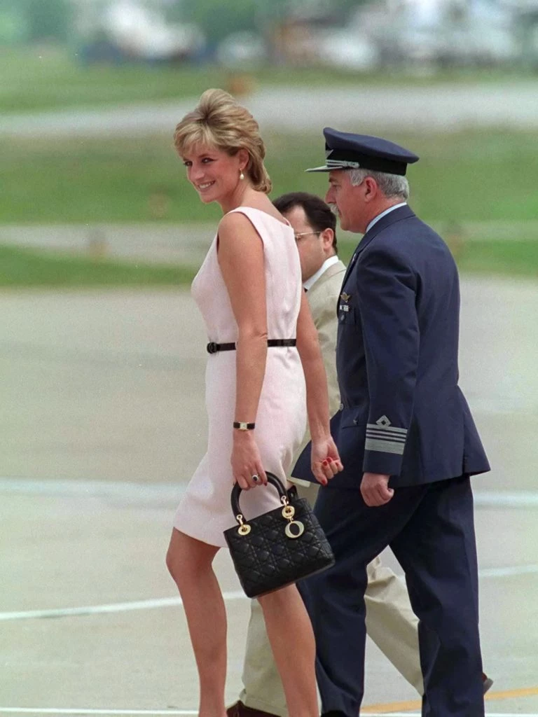 Lady Di y su cartera Lady Dior. Foto Pinterest.