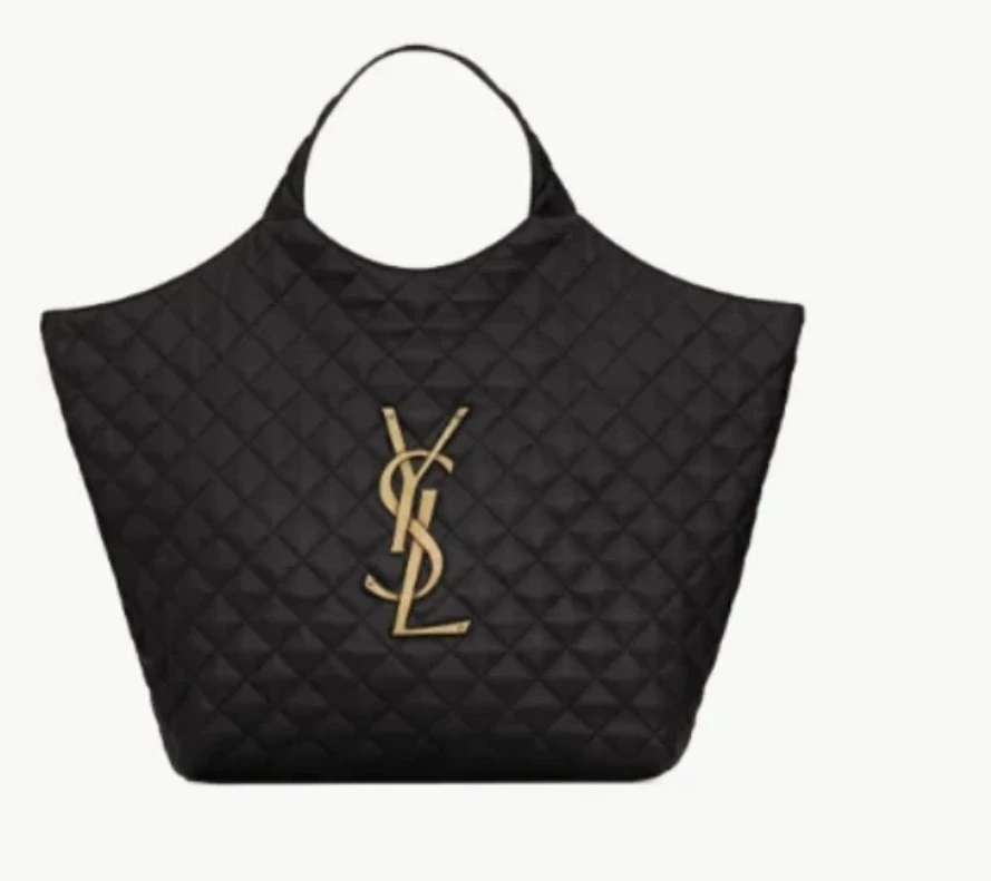 La cartera YSL que lucen las hermanas Nara. Foto Pinterest. 