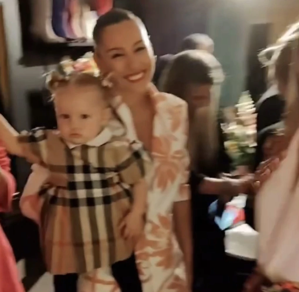 Anita luciendo un vestido Burberry. Foto Instagram.