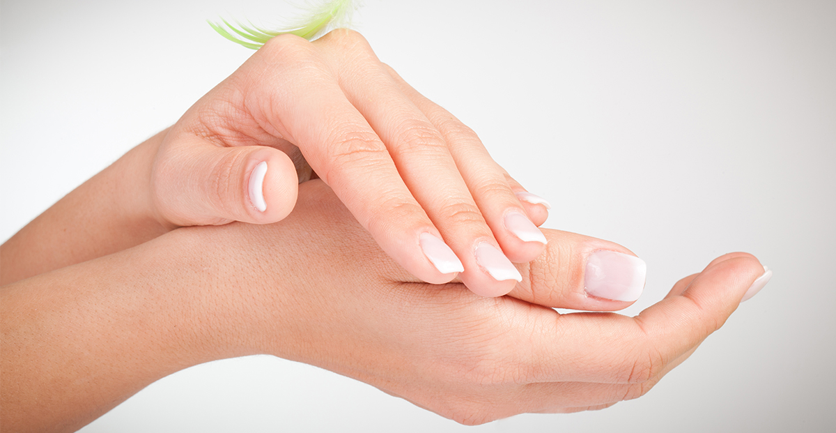 рука с маникюром. красивые ухоженные руки. ухоженные женские руки. какими должны быть руки женщины. красивые ногти.