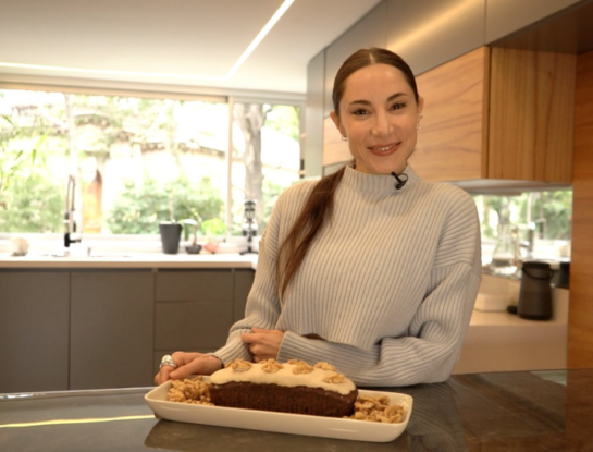 #LaRecetaFamosa: Magui Bravi prepara un budín con harina de algarroba y nueces