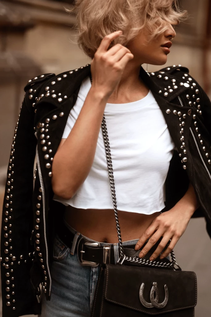 Look con campera con tachas