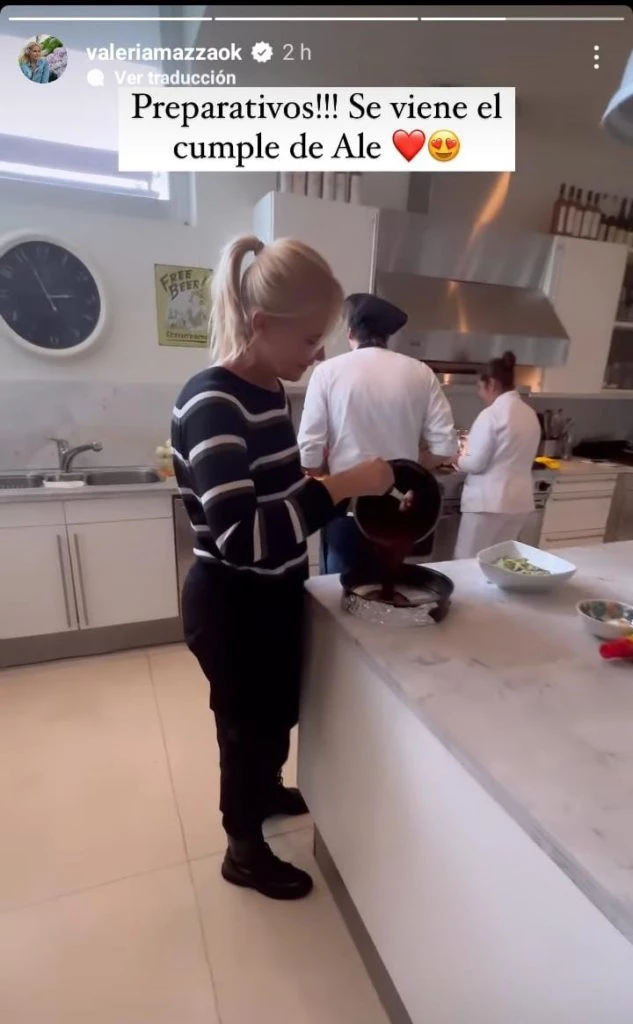 Valeria Mazza se mostró preparando una torta de chocolate para el cumpleaños de Alejandro Gravier.