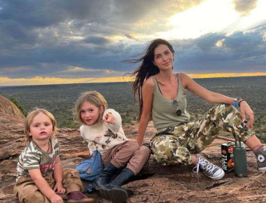 El look super trendy de Zaira Nara para hacer safari por África