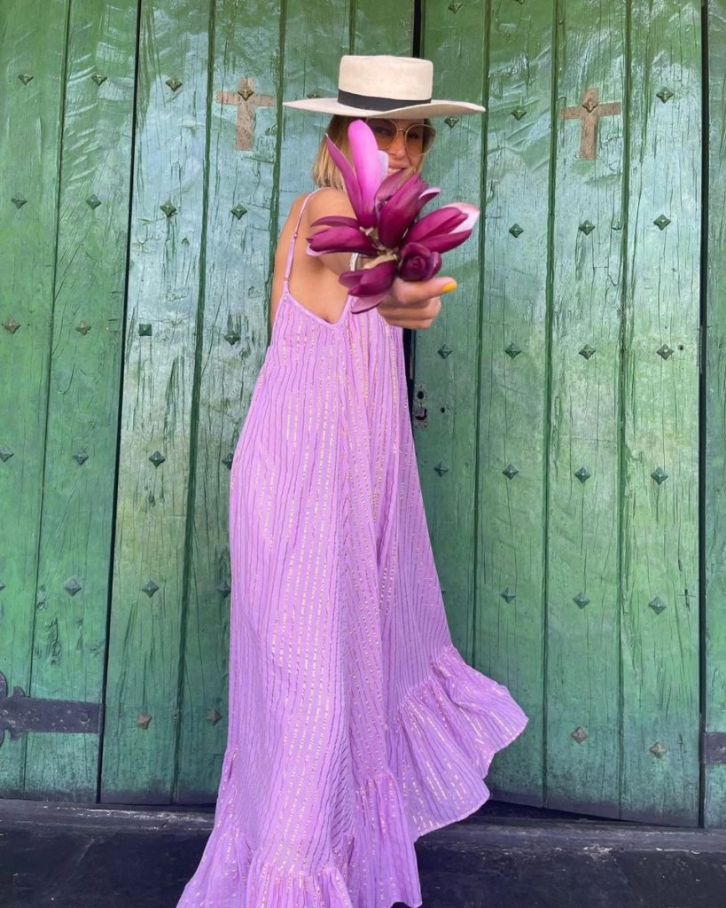 dolores barreiro lleva el color lila