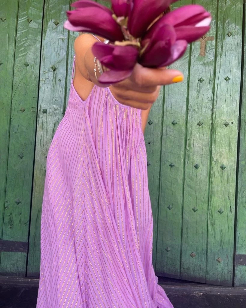 dolores barreiro lleva el color lila