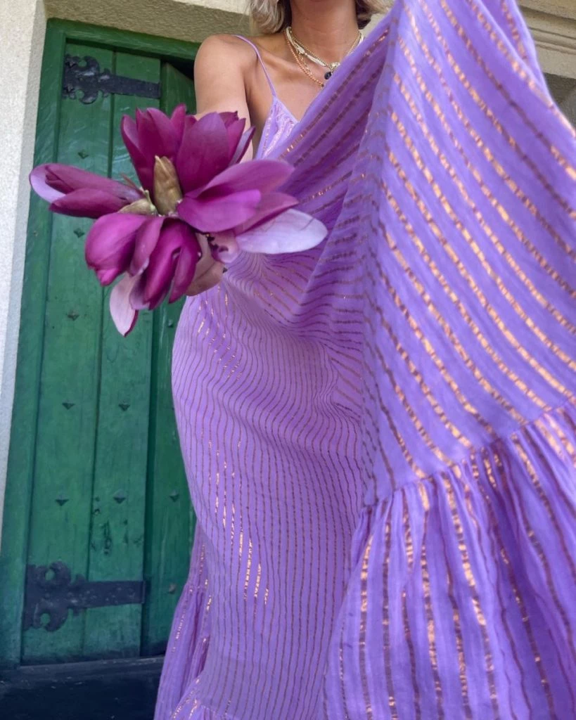 dolores barreiro lleva el color lila