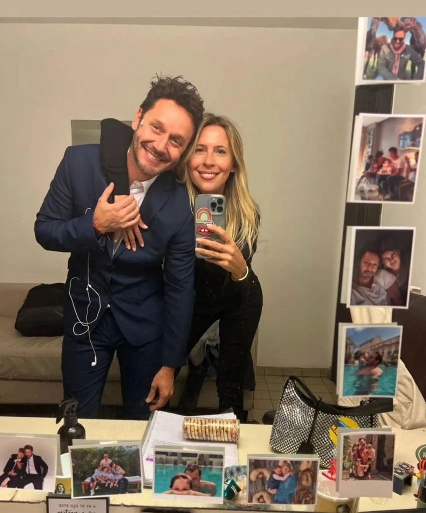 Benjamín, Eli y su cartera Prada. Foto Instagram.