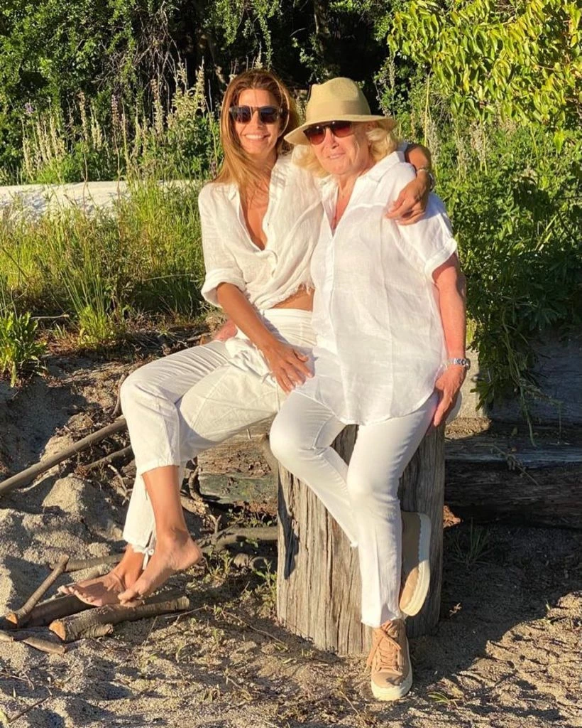 Juliana Awada-look coastal grandmother