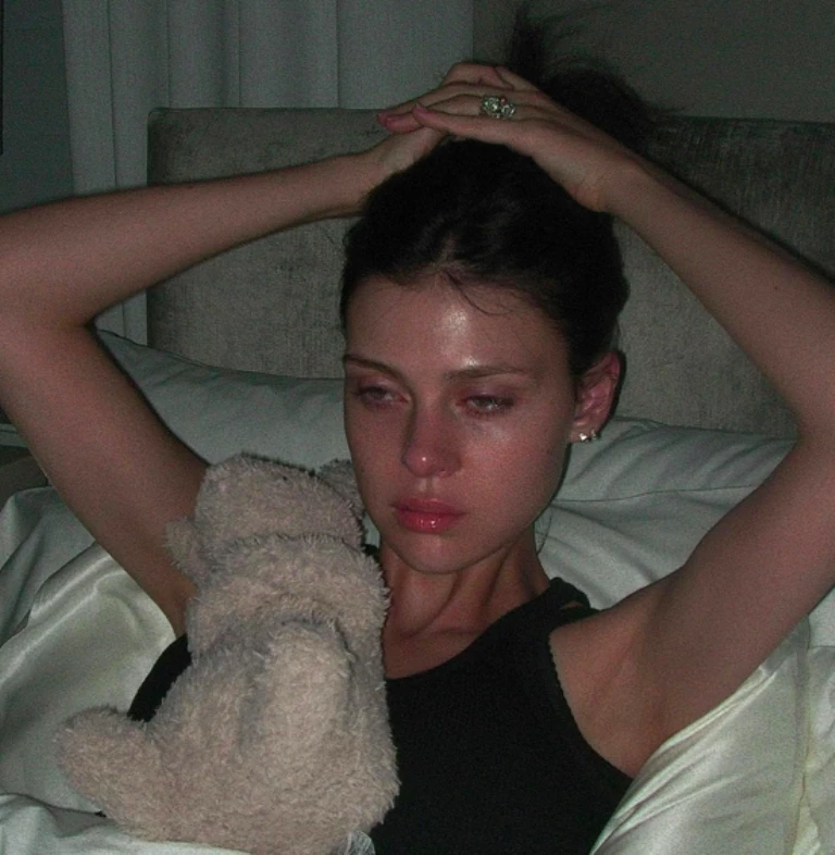 La publicación de Nicola Peltz en la que se la ve con la cara hinchada por haber llorado