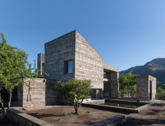 Casa DP: una vivienda de hormigón y piedra en las sierras