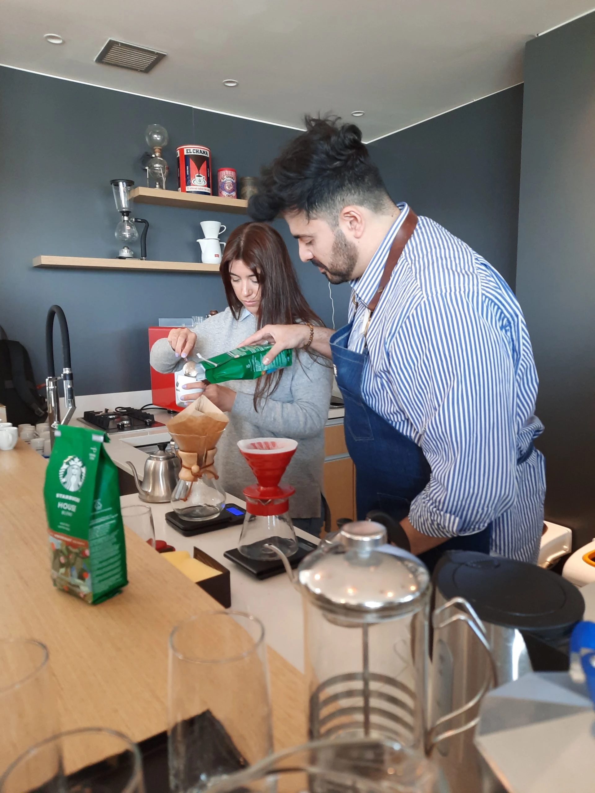 El paso a paso de un experto para hacer en casa el mejor café