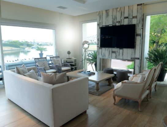 Enamorate de esta casa con estilo neoclásico francés y decoración moderna