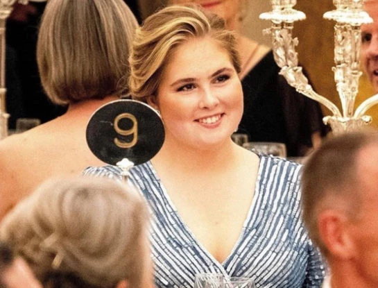 El deslumbrante shiny look de Amalia de Orange, la hija de Máxima, en una cena de gala