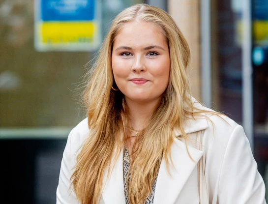 Las fotos de Amalia de Orange, la hija de Máxima, en su primer día de clase de la facultad: eligió un look casual perfecto para la universidad