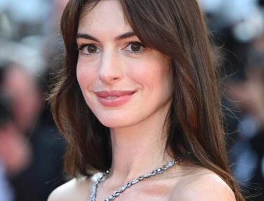 Cuando la realidad supera la ficción: Anne Hathaway fue a un desfile vestida como uno de sus personajes más icónicos