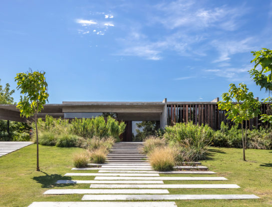 Casa Pilará: una moderna vivienda de campo con espíritu noble y vegetación autóctona