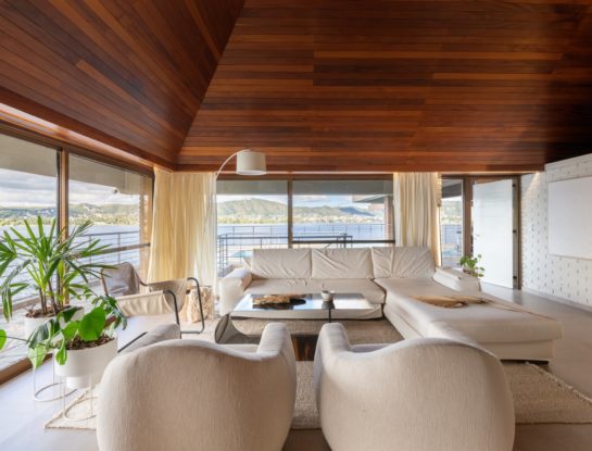 Casa del Lago: una moderna vivienda en Carlos Paz con una decoración cálida y relajada
