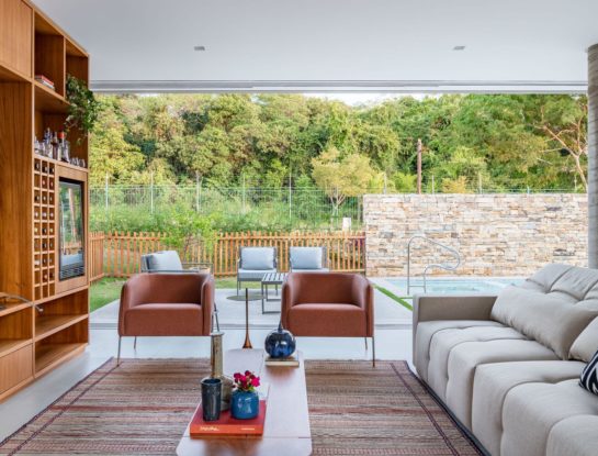 Recorré cada rincón de esta moderna casa diseñada para contemplar las mejores vistas al bosque