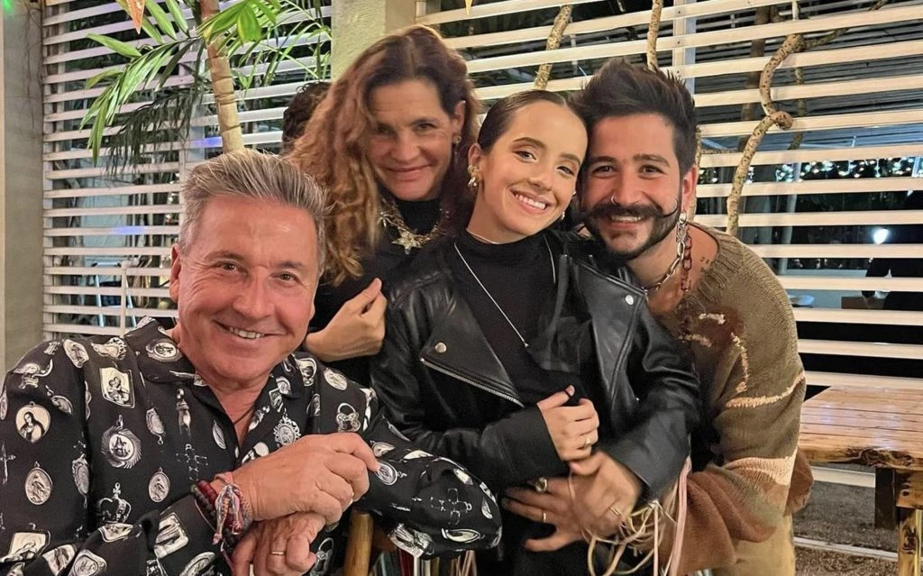 Camilo junto a sus suegros