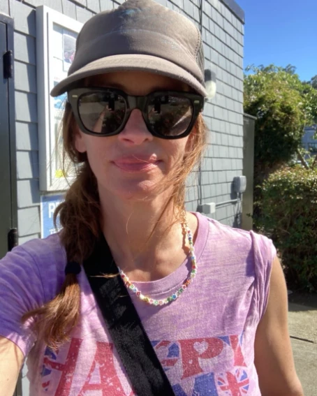 Julia Roberts combinó su gorra cap con una trenza.