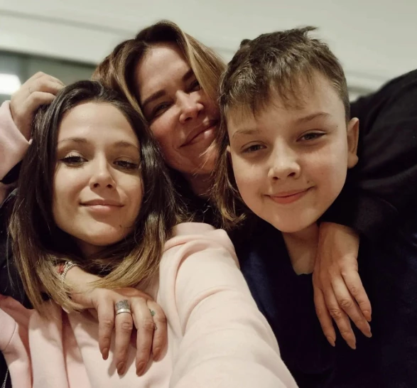 Nazarena Velez con Barbie y Tiago