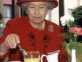 Reina Isabel II comiendo