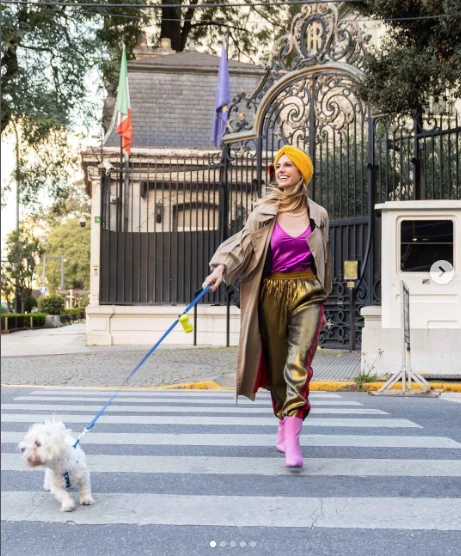 El fucsia es tendencia y Mariana Fabbiani nos enseña cómo se lleva